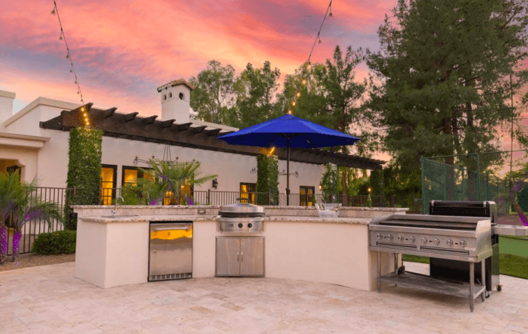 The outdoor kitchen at HÓZHÓ Estate on the Course.