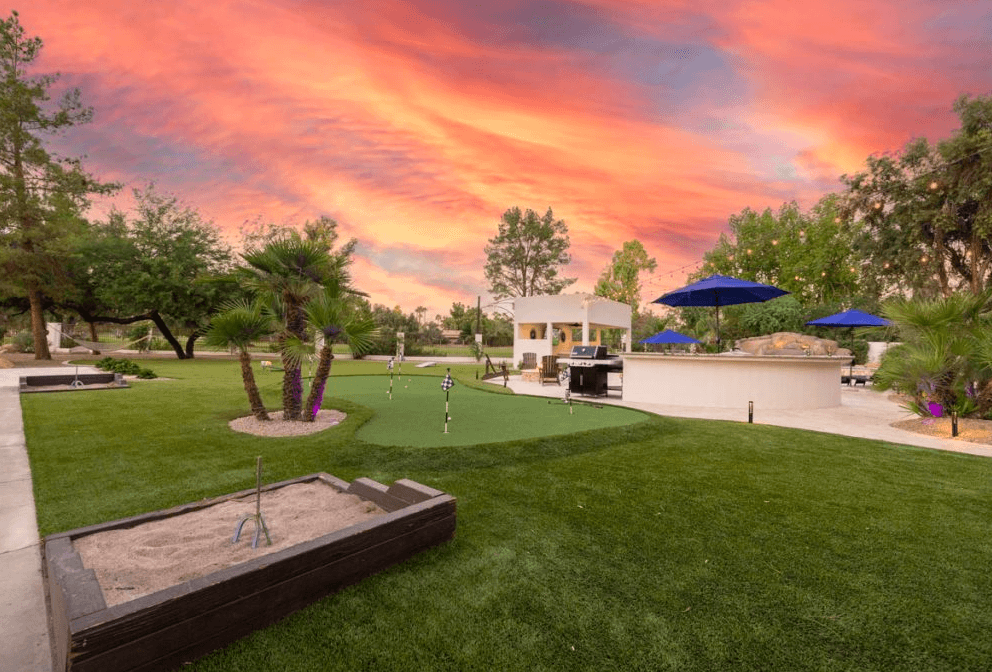 Sunset Image of the putting green at HÓZHÓ Estate on the Course.
