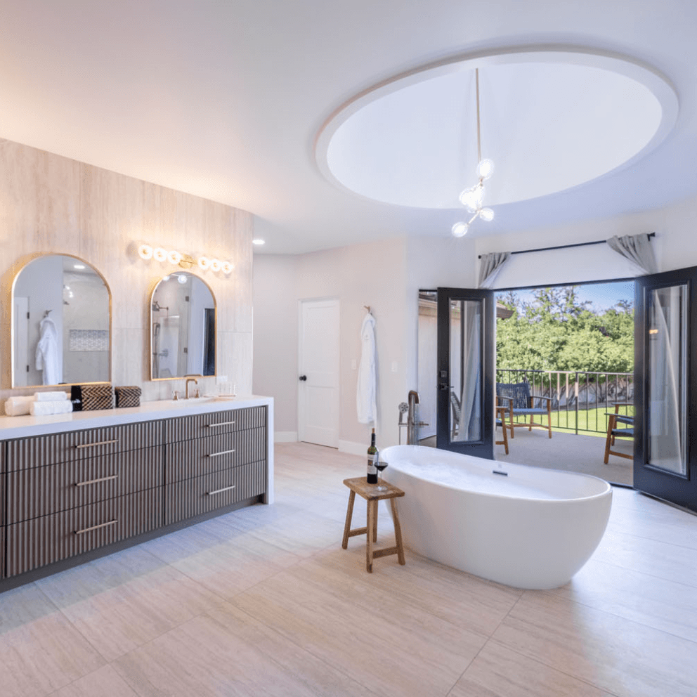 Image of a large relaxing bathroom at HÓZHÓ Luxe Estate on Sunnyside.