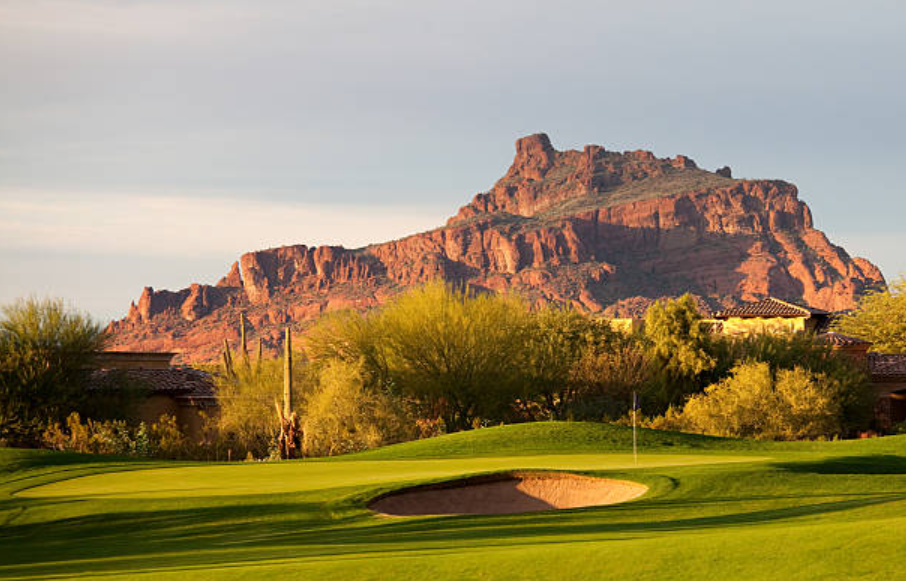 An image of a golf course set in the Arizona desert.