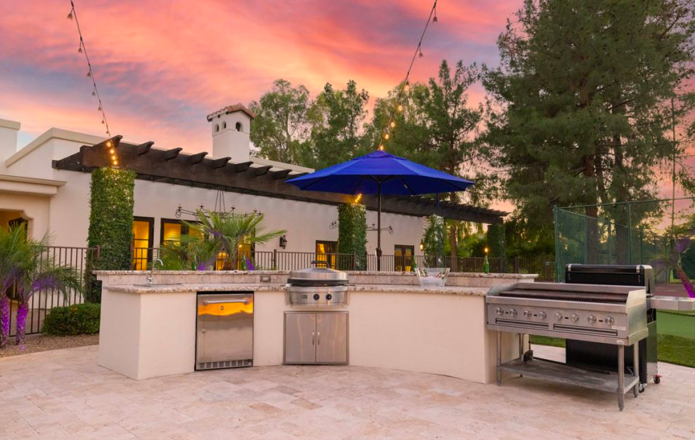 The outdoor kitchen at HÓZHÓ Estate on the Course.