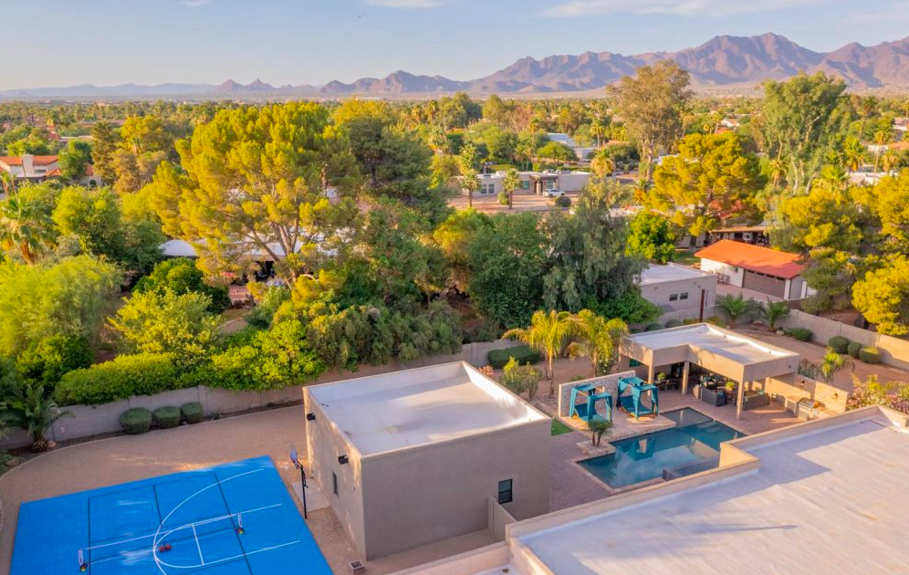 Drone image of the HÓZHÓ Residence on Cactus property. 