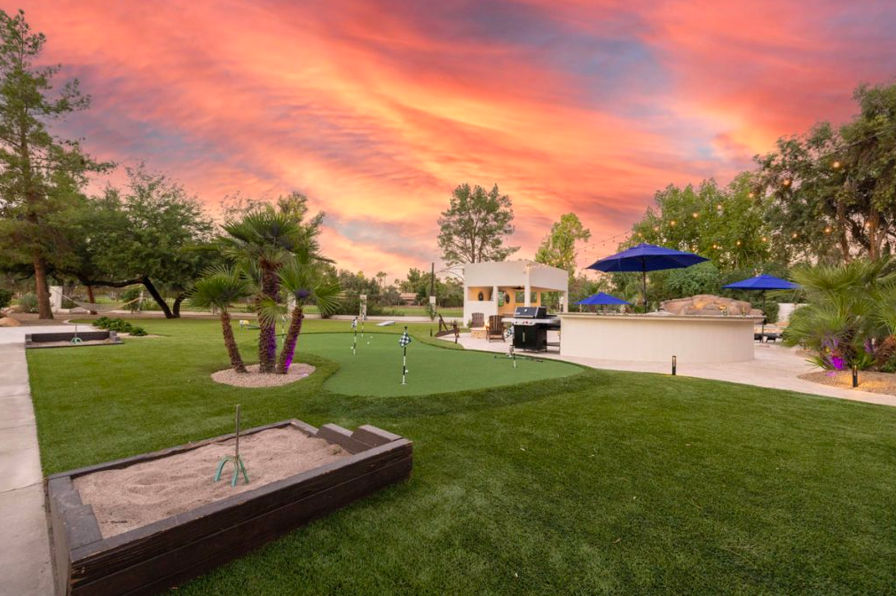 Sunset Image of the putting green at HÓZHÓ Estate on the Course.