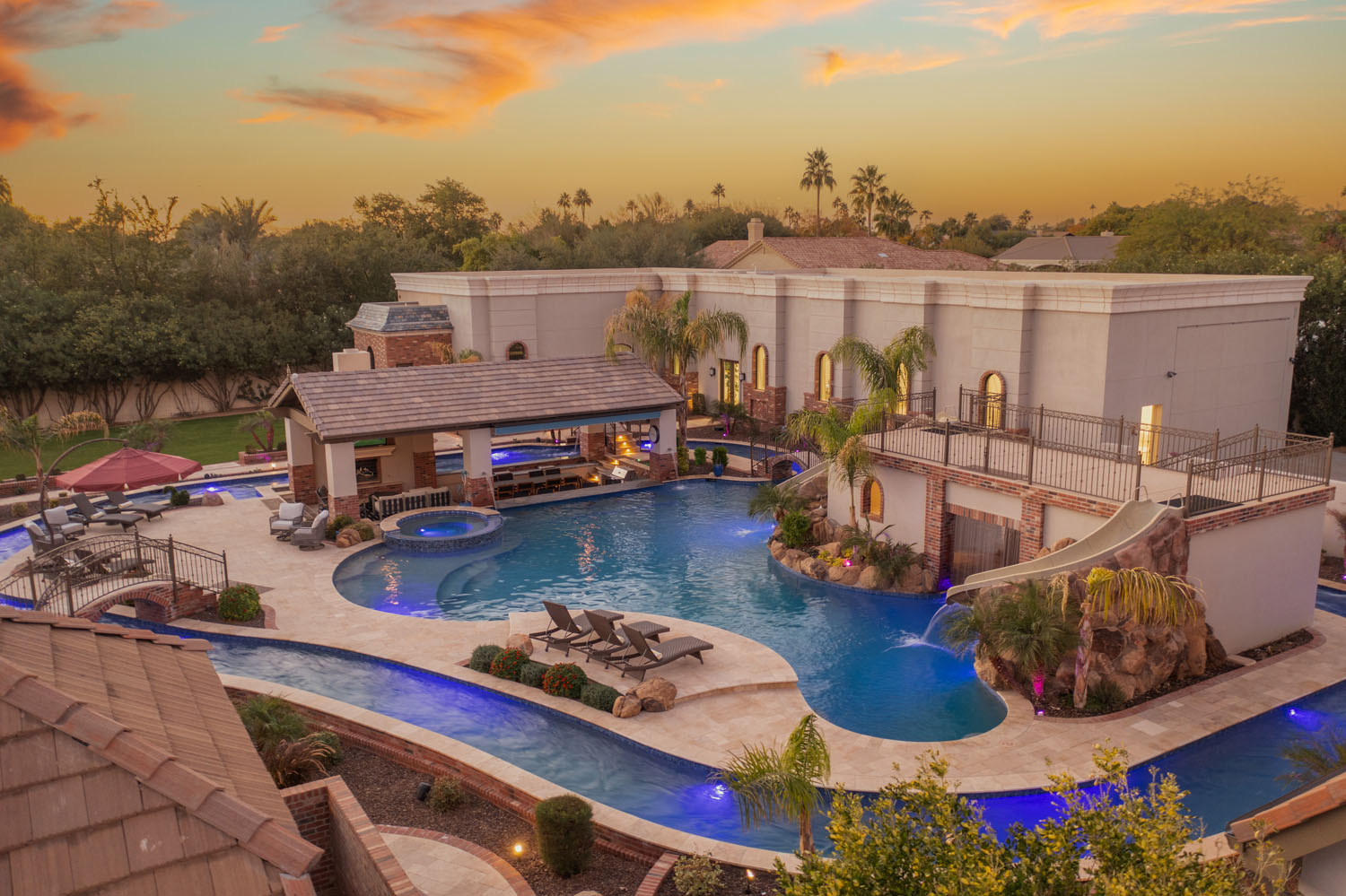 Exterior image of the HÓZHÓ Luxe Estate on Sunnyside. Showcasing the pool amenities.